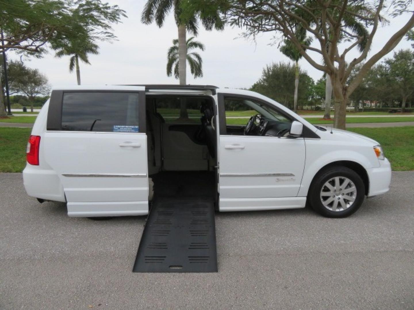 2014 White /Black Chrysler Town & Country (2C4RC1BG4ER) , located at 4301 Oak Circle #19, Boca Raton, FL, 33431, (954) 561-2499, 26.388861, -80.084038 - Photo#33